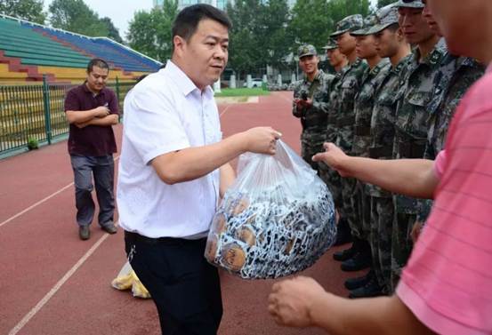 图片包含 人员, 户外, 地面, 天空描述已自动生成